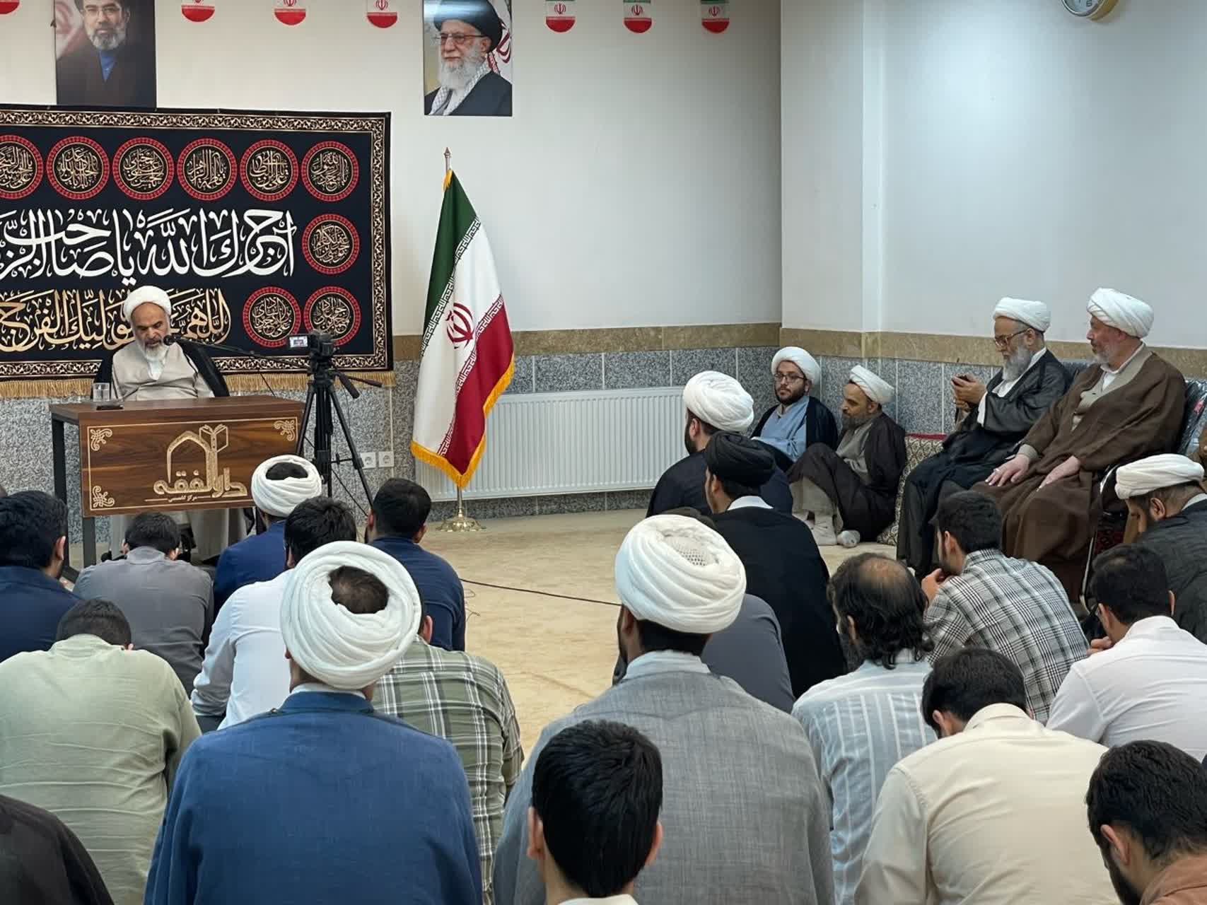 از تواضع علمی تا ظرائف فقهی؛ گزارشی از نشست صمیمانه آیت‌الله شهیدی با اساتید و طلاب مرکز تخصصی دارالفقه